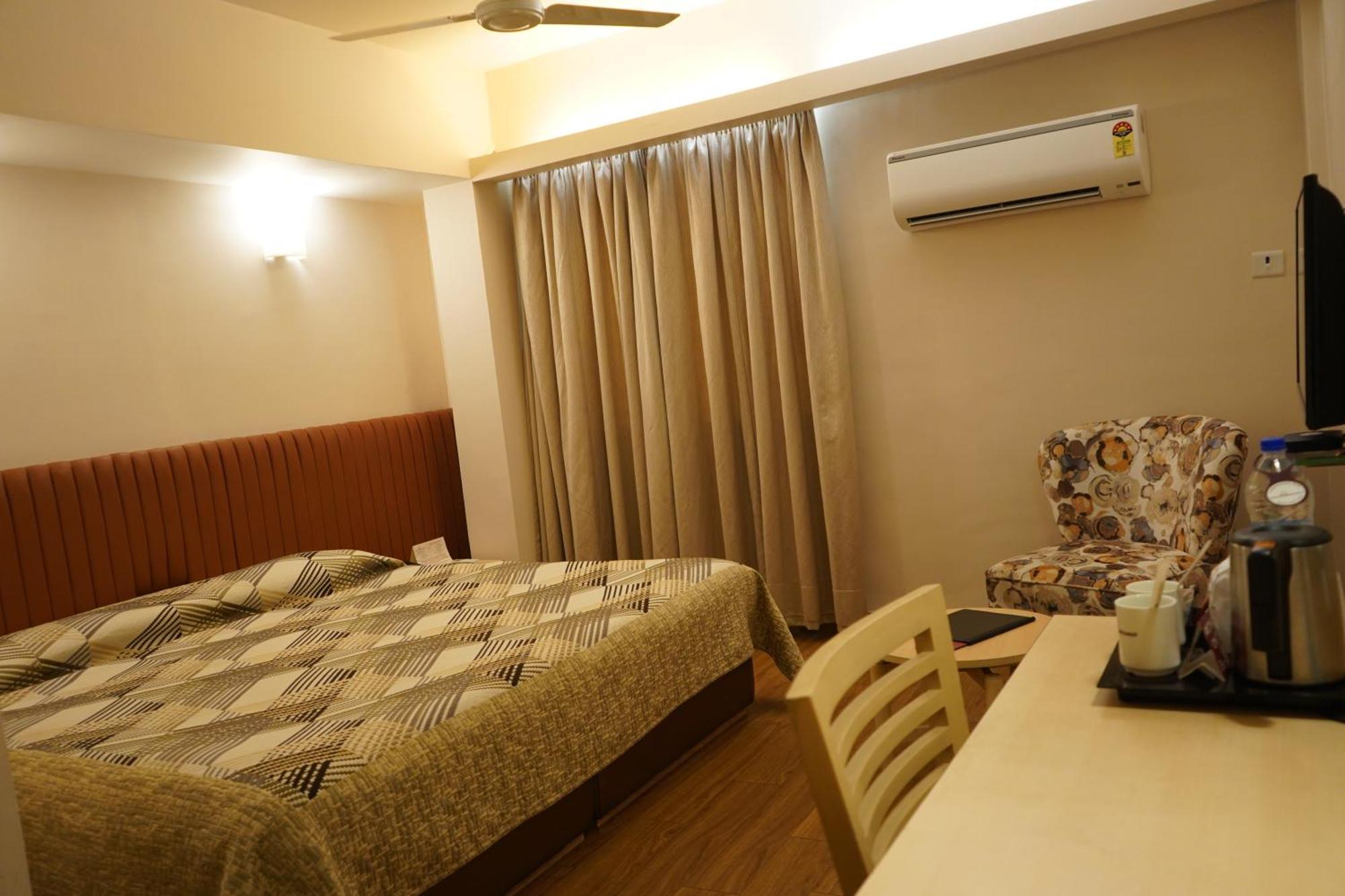 Hotel Diplomat, Colaba Мумбаи Экстерьер фото