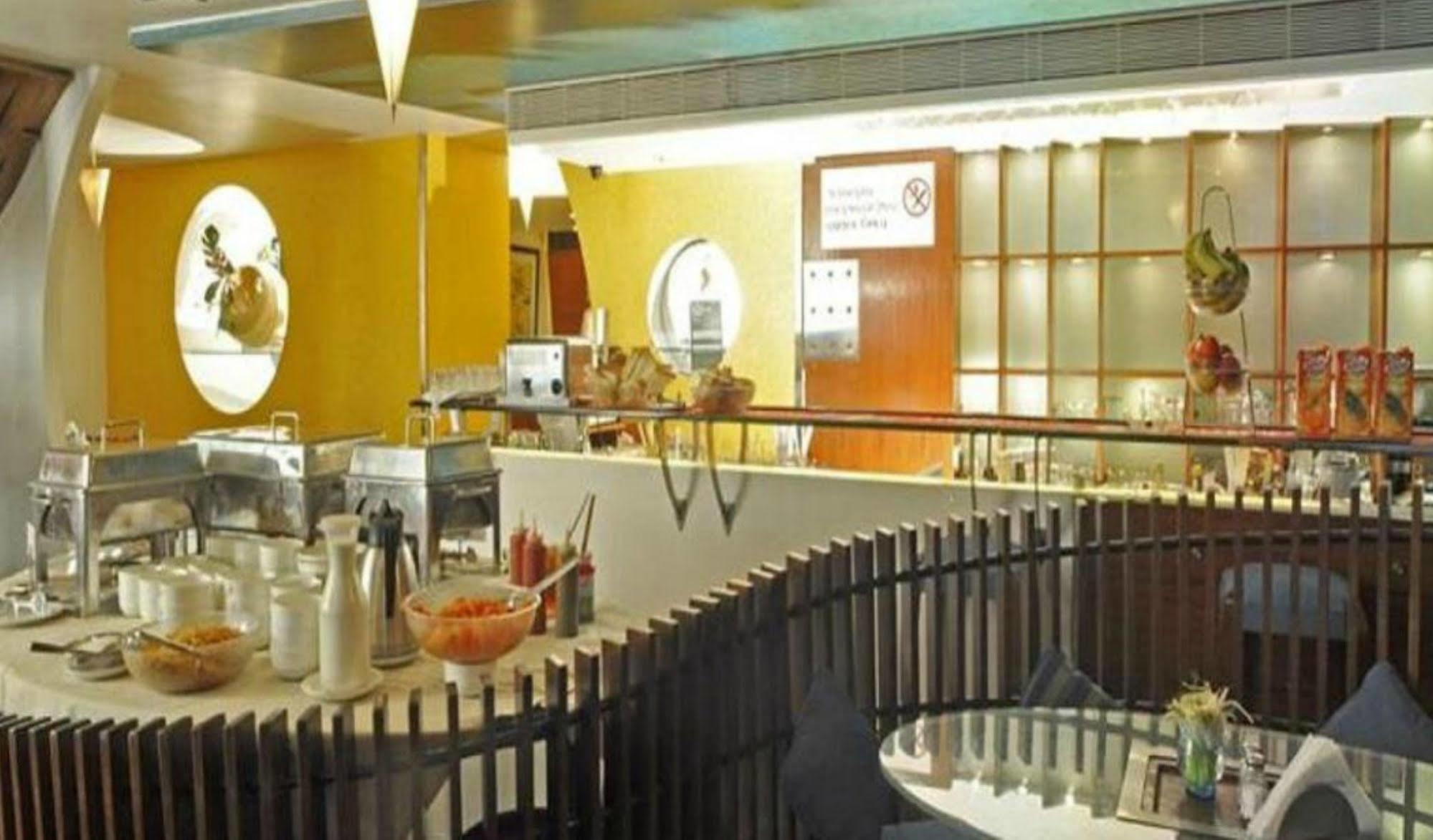 Hotel Diplomat, Colaba Мумбаи Экстерьер фото