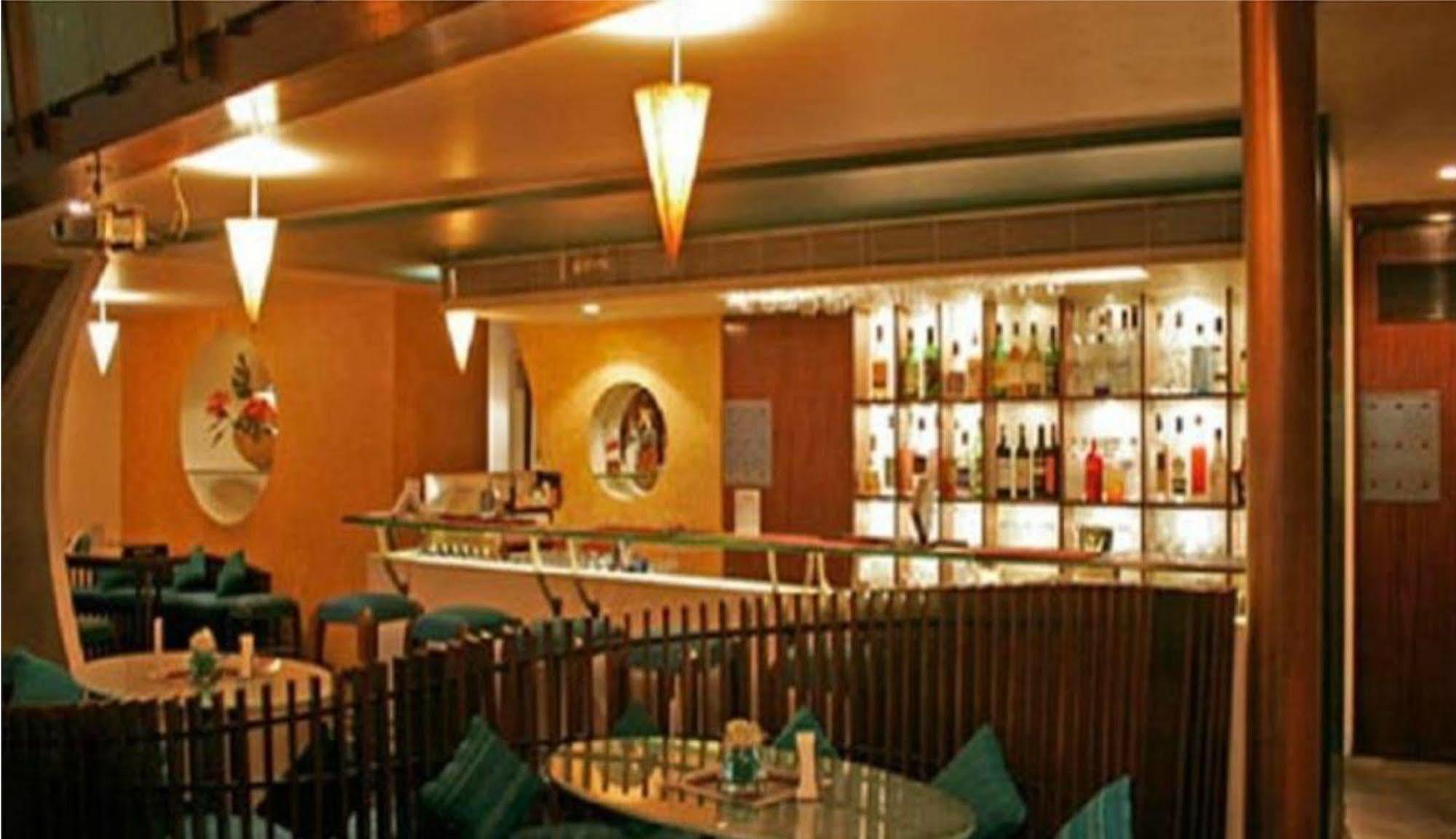 Hotel Diplomat, Colaba Мумбаи Экстерьер фото